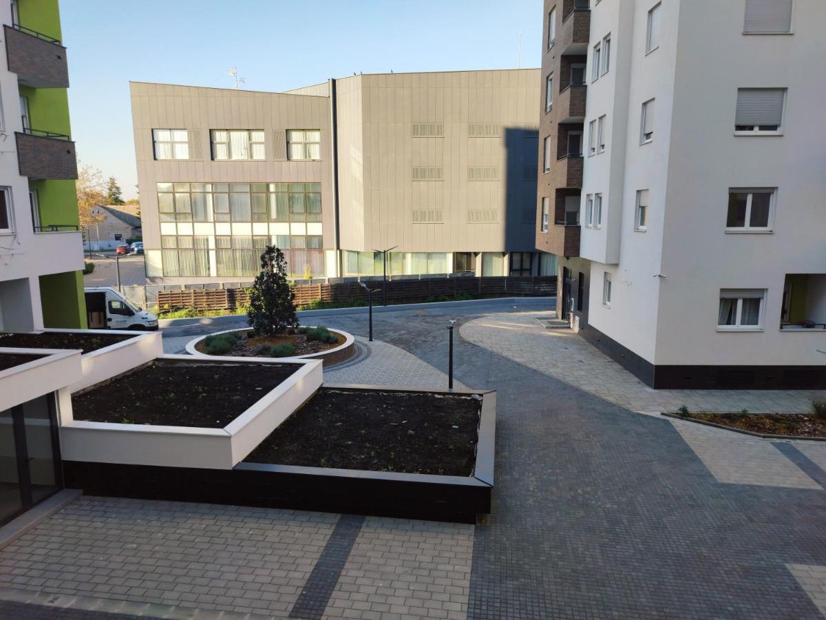 Center Firefly Gardens Apartment Novi Sad Extérieur photo